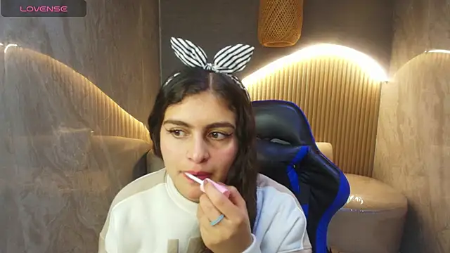 dany r  online show from October 7, 2025, 1:19 pm