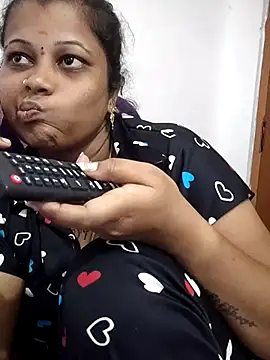 sweetqueen143 online show from May 3, 2026, 3:34 am