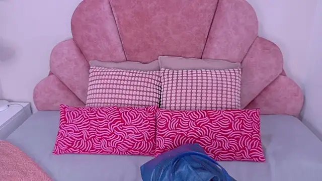 MyApril   online show from November 13, 2025, 11:42 am