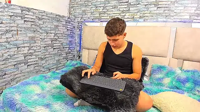 Julian wolf18 online show from October 2, 2025, 2:13 pm