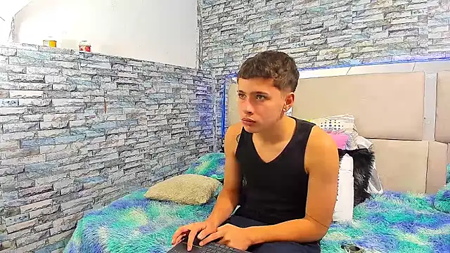 Julian wolf18 online show from October 9, 2025, 1:53 pm