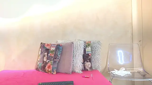 SaraGuzmann online show from March 4, 2026, 7:20 pm