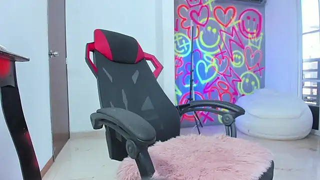 Snapshot of ZOE_ROSE4 chatting on December 18, 2025, 2:45 pm ZOE ROSE4 online show from December 18, 2025, 2:45 pm