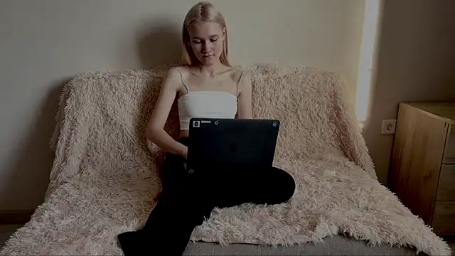 TwinedPeril online show from November 28, 2025, 7:22 am