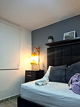 daniela crozee  online show from October 18, 2025, 12:57 am