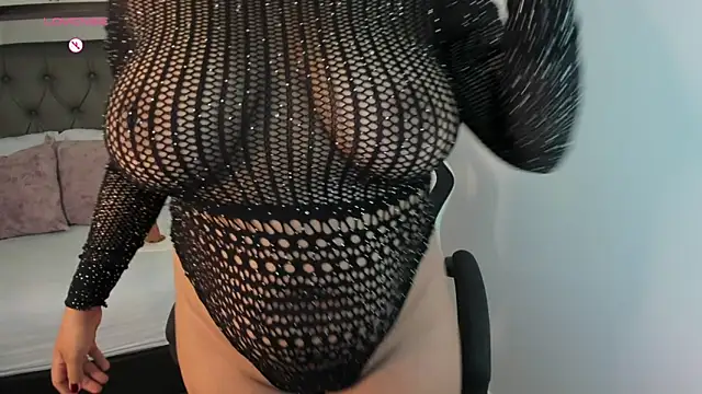 daniela crozee  online show from November 8, 2025, 2:23 am