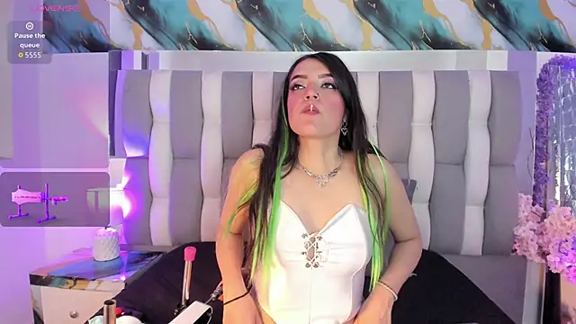 IsaDiiaz online show from April 23, 2026, 5:08 am