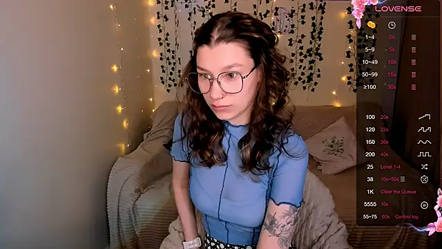 Snapshot of LinaBlossom_ chatting on October 18, 2025, 3:09 am LinaBlossom online show from October 18, 2025, 3:09 am