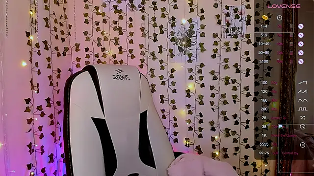 Snapshot of LinaBlossom_ chatting on February 1, 2026, 6:12 am LinaBlossom online show from February 1, 2026, 6:12 am