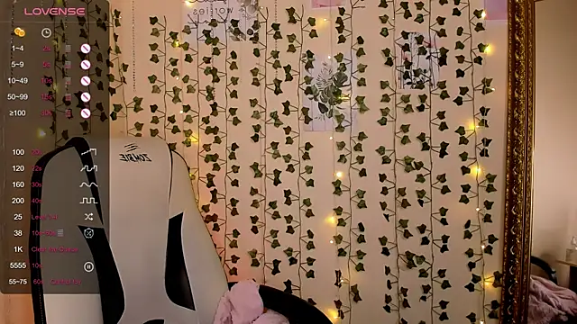 Snapshot of LinaBlossom_ chatting on February 5, 2026, 8:19 am LinaBlossom online show from February 5, 2026, 8:19 am