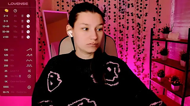Snapshot of LinaBlossom_ chatting on May 7, 2026, 2:28 am LinaBlossom online show from May 7, 2026, 2:28 am