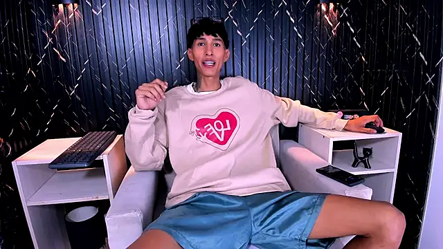 Daniel delux  online show from October 22, 2025, 4:02 am