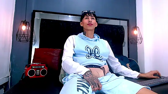 Daniel delux  online show from November 28, 2025, 11:13 am