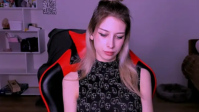 Lori lolii online show from October 11, 2025, 7:45 pm