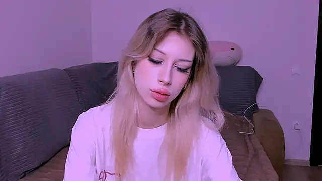 Lori lolii online show from December 4, 2025, 3:54 pm