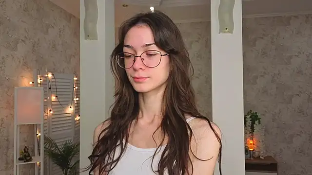 ReneeLippeatt online show from October 4, 2025, 7:23 pm