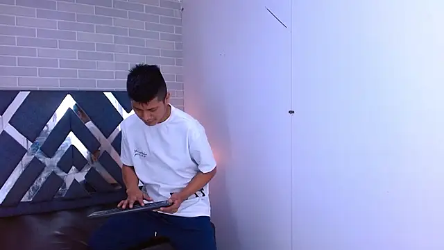 marcus hans  online show from November 11, 2025, 7:25 pm