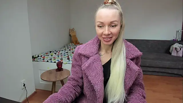 AlisiaCat online show from April 24, 2026, 6:49 am