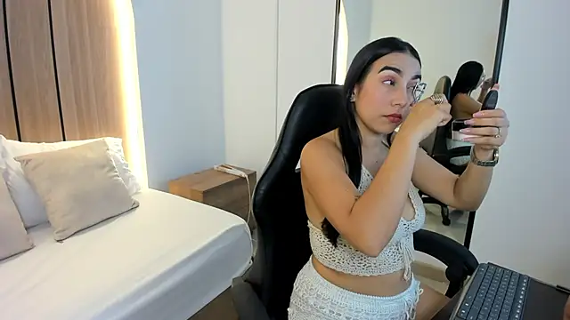 olivia willoow online show from December 4, 2025, 2:32 am