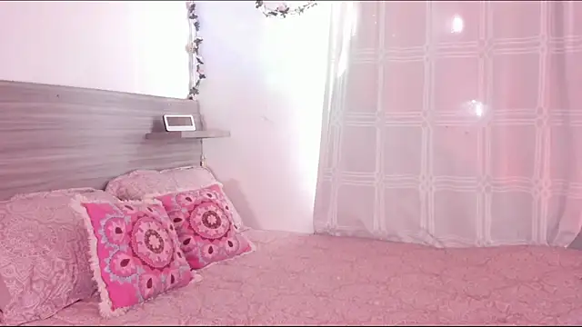 LunaCandy21 online show from December 3, 2025, 2:04 pm