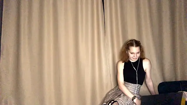 FoxLina online show from October 10, 2025, 7:46 pm