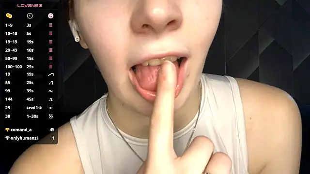 FoxLina online show from October 24, 2025, 8:27 pm