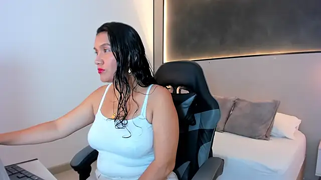 Snapshot of zoee_zi chatting on October 16, 2025, 7:15 pm zoee zi online show from October 16, 2025, 7:15 pm