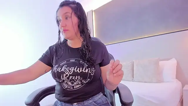 Snapshot of zoee_zi chatting on November 6, 2025, 7:04 pm zoee zi online show from November 6, 2025, 7:04 pm