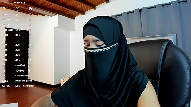 kalila latif online show from October 10, 2025, 2:32 am