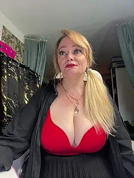 Snapshot of Sweet-blonde chatting on June 4, 2026, 10:27 pm Sweet-blonde online show from June 4, 2026, 10:27 pm