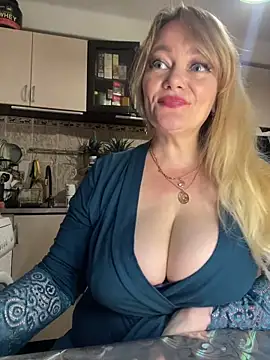Snapshot of Sweet-blonde chatting on June 6, 2026, 11:31 pm Sweet-blonde online show from June 6, 2026, 11:31 pm