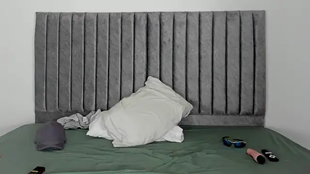 aroncooper1 online show from October 3, 2025, 1:08 pm