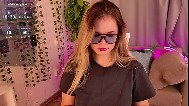 KellyHayden online show from November 22, 2025, 1:32 pm