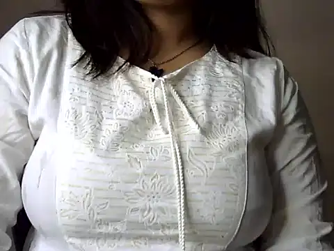 Aaliya02 online show from November 8, 2025, 2:06 pm