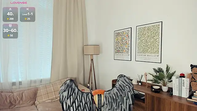 LaureMestler online show from November 11, 2025, 9:31 am