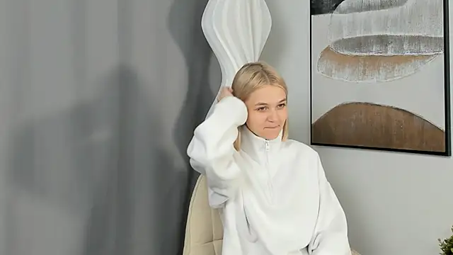 KelleDomin online show from September 24, 2025, 9:01 am