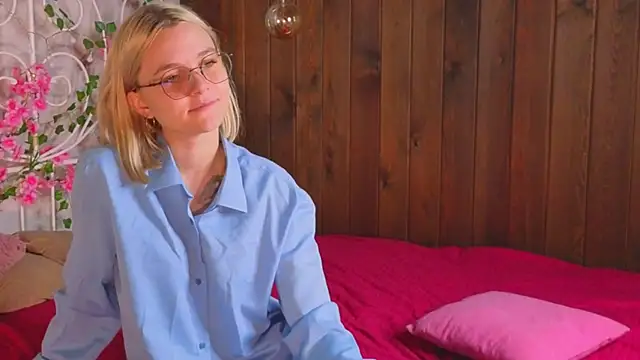 KelleDomin online show from October 10, 2025, 7:07 am