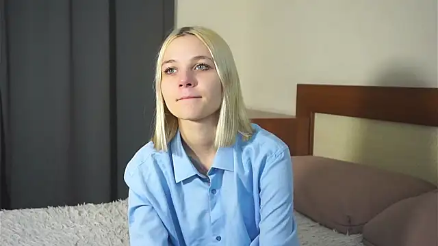 KelleDomin online show from October 17, 2025, 7:05 pm