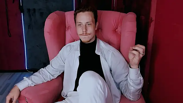 LeoMooree online show from October 24, 2025, 8:49 pm