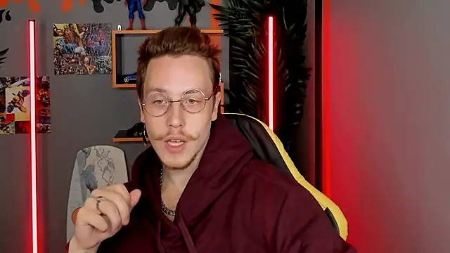 LeoMooree online show from November 4, 2025, 3:44 pm