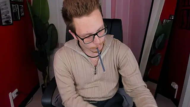 LeoMooree online show from November 10, 2025, 9:14 pm