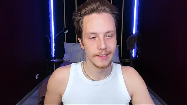 LeoMooree online show from November 28, 2025, 11:18 pm