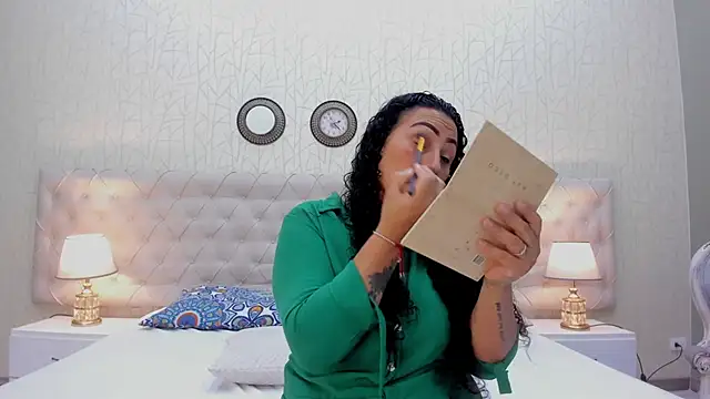 VaniaRose online show from November 5, 2025, 1:11 pm