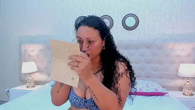 VaniaRose online show from November 11, 2025, 1:22 pm