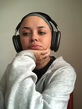 NaiaWhisper online show from September 30, 2025, 2:33 pm