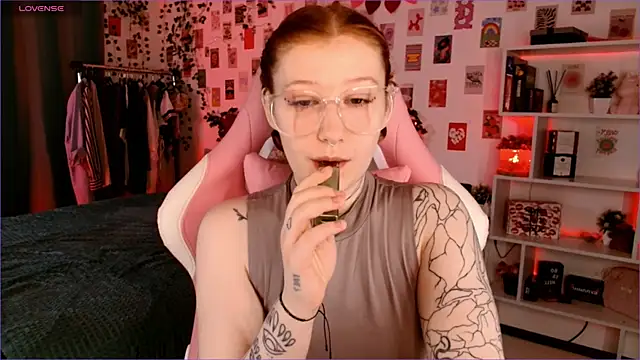 Ayla Hicks online show from October 12, 2025, 3:05 am