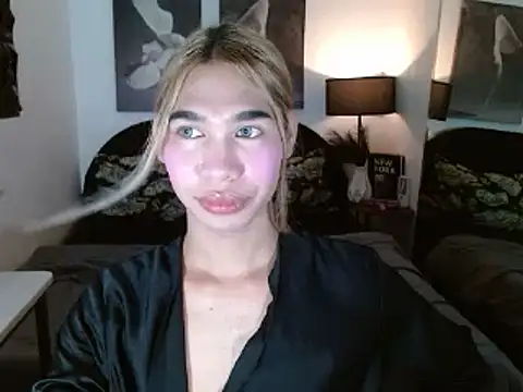 julietdelaveigne online show from October 18, 2025, 4:08 pm