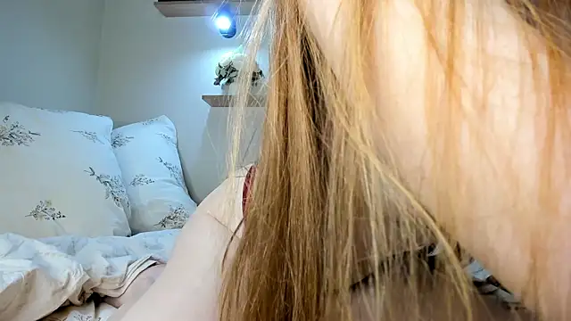 Red FoxGirl online show from April 19, 2026, 6:10 pm