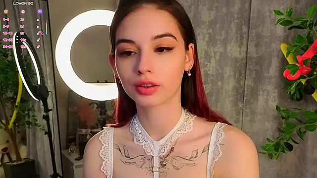 LunaraRada online show from February 3, 2026, 7:19 pm