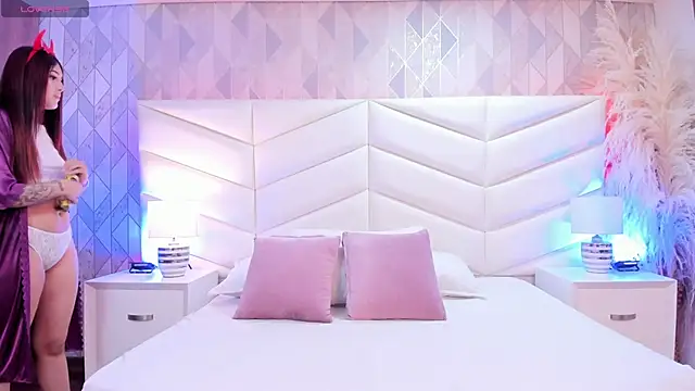 Charlotte hall  online show from September 26, 2025, 3:32 am